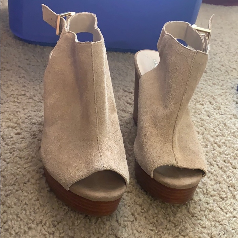 Cream/Tan Wedges